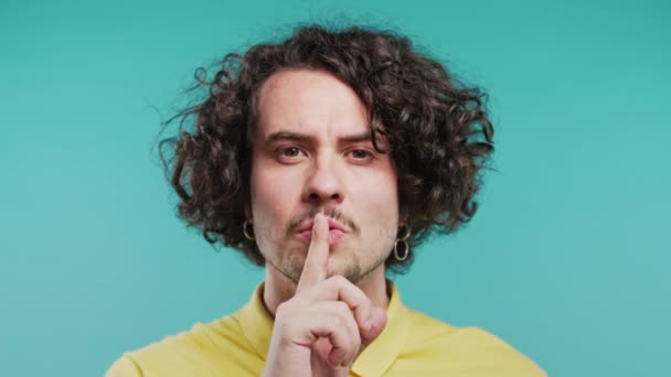 Yakışıklı Avrupalı Esmer Adam Şşş Sır Sessizlik Komplo Dedikodu Konsepti — Stok video