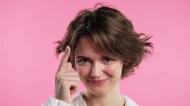 Jestleri olan zeki bir kadın. Sen, bir düşün. Pembe kameraya bakıyorum. Olumlu düşünüyorum. Zeki biri. Yüksek kalite 4k görüntü