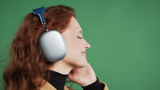 Счастливая Женщина Получает Кайф Слушая Музыку Наслаждаясь Танцем Наушниками Зеленом — стоковое видео