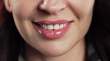 Çekici bir kadının yakın plan ağzı. Mükemmel sağlıklı dudaklar, dişler. Duygusal eğlence ve neşe yaşam tarzı. Diş bakımı, dudak bakımı, dişçilik konsepti. Yüksek kalite 4k görüntü