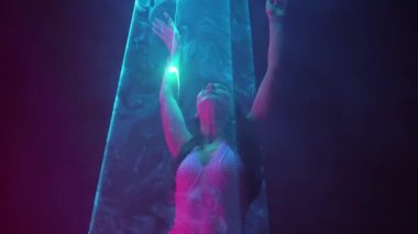 Aydınlatma altında dans eden güzel bir kadın, lazer ışığı, neon gece kulübü. Projeksiyon haritası. Etkileşimli sergi kurulumu. Yüksek kalite 4k