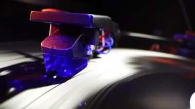 Klasik vinil plak, turntable spin, analog ses, müzik. Vintage estetik. Sinemagraf. Yan görüş. Ses ekipmanı konsepti. Yüksek kalite 4k görüntü