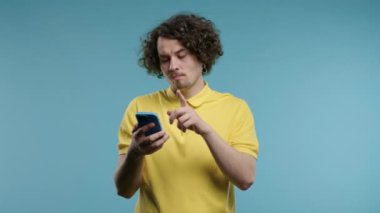 Sosyal ağlar, akıllı telefonlar, internet bağımlılığı olan sıkıcı, kayıtsız bir adam. Aleti olan üzgün bir adam, istediğini bulamıyor. Yüksek kalite 4k görüntü