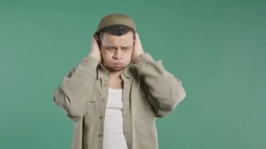 Panik atak yapan endişeli bir adam, hayır, unuttum. Üzüntü, pişmanlık, drama, başarısızlık, yeşil arka planda sorunlar hisseden bir adam. Yüksek kalite 4k görüntü