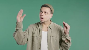 Asabi Afrikalı Amerikalı adam elleri ve yeşil arka planda yuvarlanan gözleriyle falanca jest yapıyor. Boş vaatler, falan filan. Yalancı! Yüksek kalite 4k