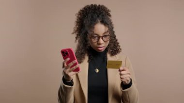 Afrikalı İş Kadınları veya Öğrenci Bankacılık, Akıllı Telefon, İnternetten Alışveriş, Borç Ödemesi, Para Konsepti. Yüksek kalite 4k görüntü