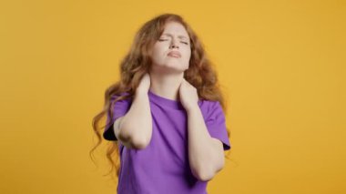 Yorgun genç bir kadın boyun eklemlerinde ağrı hissediyor, kaslara masaj yapıyor, başını ovuyor. Kireçlenme yüzünden rahatsızlığı olan bir bayan. Sağlık hizmeti, tıbbi konsept