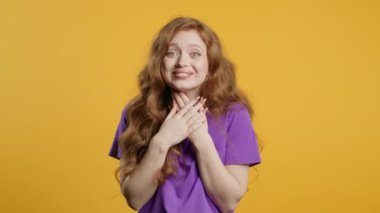 Şaşırmış bir kadın, vay canına diyor, inanamıyorum. İlgi çekmeye çalışan etkileyici bir bayan. Satış kavramı, karlı bir teklif. Sarı arka planda heyecanlı kızıl kız. Yüksek kalite 4k