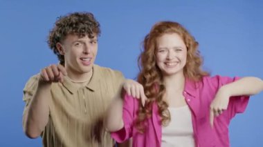 Genç blogcular reklam alanını işaret ediyor. Violet geçmişi. Güzel blogcular aşağıya üye olmak için tıklamak istiyorlar. Ticari fikir ve tanıtım içeriği için kopyalama alanı. Yüksek kalite 4k