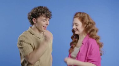 Taş kağıt makas oynayan komik bir çift. Tartışma metodu, karar. Rochambeau takım oyunları. Yüksek kalite 4k görüntü