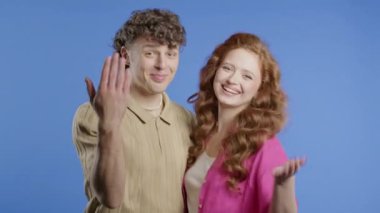 Çiftler gösteriyor- Hey sen, buraya gel. Erkek Kadın Sorar Onlara Katıl, Davetkar el sıkışma hareketi ile işaret eder. Neşeli görünüyor, davetkar. Violet stüdyo geçmişi. 4 bin. Yüksek kalite