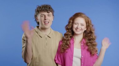 Dost canlısı genç kadın el sallıyor. Merhaba, Chao. Violet stüdyo geçmişine selamlar. Yüksek kalite 4k görüntü