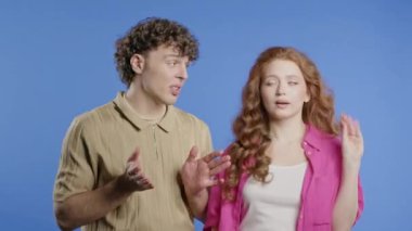 Sinirli kadın, elleri menekşe arkaplanda, bla-bla-bla hareketi gösteriyor. Boş vaatler, ironi, falan filan. Yalancı! Yüksek kalite 4k