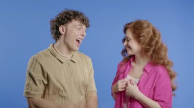 Genç bayan arkadaşlar güzel sohbetler, küçük sohbetler. Arkadaşlar ya da genç çiftler gülümser, haberleri paylaşır, bilgi paylaşırlar. Yüksek kalite 4k görüntü