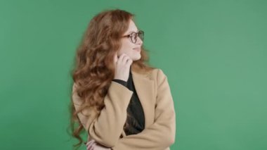 Akıllı iş kadını jesti, bir düşün. Öğrenci kamerası yeşile bakıyor. Olumlu düşünüyorum. Zeki biri. Yüksek kalite 4k görüntü