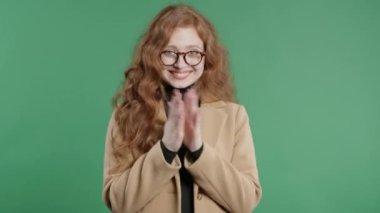 Yeşil arka planda alkışlayan mutlu stil sahibi öğrenci kadın. Gülümseyen bayan el çırpıyor, tebrik ediyor. Destek, tezahürat, minnettarlık konsepti