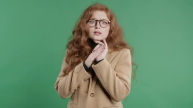 Sinirli, kafası karışmış, umutsuzluk, endişe ve korku hisseden genç bir kadın. Kötü duygular, şok. Psikolojik yardıma ve zihinsel desteğe ihtiyacım var. Yüksek kalite 4k görüntü