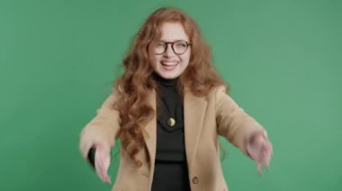 Güzel bir iş kadını ona katılmayı teklif eder, el sıkışma jesti ile çağırır. Genç bayan arıyor - Hey sen, buraya gel. Oyuncu, davetkar. Yeşil stüdyo geçmişi