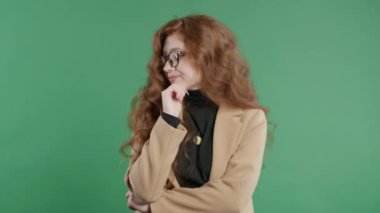 Sinirli iş kadını, patron ya da öğrenci teklifi reddediyor, yorgun kadın jest yapıyor, yeşil stüdyo arka planında facepalm yapıyor. Yüksek kalite 4k görüntü