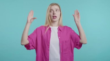 Sinirli genç bir kadın mavi arka planda elleri olan bir jest yapıyor. Boş vaatler, ironi, falan filan. Yalancı! Yüksek kalite 4k