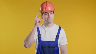 Koruyucu üniformalı ve miğferli, parlak zekalı bir işçi. Sen, bir düşün. Kamerayı sarıya çevir. Olumlu düşünüyorum. Zeki biri. Yüksek kalite 4k görüntü