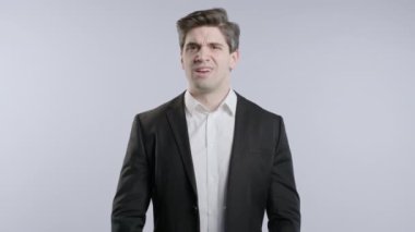 Sinirli iş adamı kamerayı gösteriyor ve ne jesti gösteriyor. Deli misin diye soruyorum. Tartışan patron yönetici beyaz arka planda izole edildi. Öfkeli ifade, birini suçlamak..