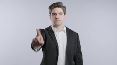 Ciddi bir Avrupalı işadamı dur işareti ile reddedici bir hareket sergiliyor. Benimle oyun oynama. Yönetim kurulu başkanı beyaz arka planda izole edilmiş. Yüksek kalite 4k