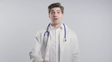 Beyaz önlüklü yakışıklı Avrupalı doktor. 