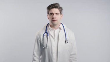 Beyaz önlüklü olgun bir doktor gözleri ovar. Akranları beyaza daha çok şaşırır. İnanılmaz haberler, kötü sürprizler. Yüksek kalite 4k görüntü