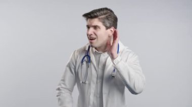 Beyaz önlüklü doktor ne olduğunu soruyor, duymuyor. Sessizce fısılda. Duyma, kaybetme ve sağırlık, yanlış anlamayla ilgili sorunlar. Yüksek kalite 4k görüntü