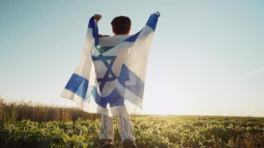 İsrail Ulusal Bayrağı 'nda Mutlu Yahudi Küçük Atlayan Çocuk. Bağımsızlık Günü. Vatanseverlik. Demokrasinin, bağımsızlığın ve geleceğin sembolü. Yüksek kalite 4k görüntü