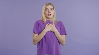 Bir şeyden korkan kadın, Violet 'in sırtından sarkıyor. Başını tutuyor, çığlık atıyor. Fobi, sorun, panik konsepti. Yüksek kalite 4k
