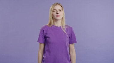 İki parmağıyla çekici bir kadın menekşe rengi tırnak işareti, iğneleme. Yüksek kalite 4k görüntü