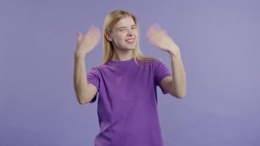 Güzel bir kadın ona katılmasını ister, davetkar bir el kucaklaşması hareketi ile çağırır. Genç bayan arıyor - Hey sen, buraya gel. Oyuncu, davetkar. Violet stüdyo geçmişi