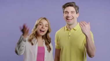 Çiftler gösteriyor- Hey sen, buraya gel. Erkek Kadın Sorar Onlara Katıl, Davetkar el sıkışma hareketi ile işaret eder. Neşeli görünüyor, davetkar. Violet stüdyo geçmişi. 4 bin. Yüksek kalite