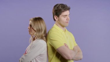 Çift çatışmadan sonra barışmaya karar verir. Kadın ve erkek özür dilemeye çalışıyor, birbirlerine destek oluyorlar. Affetmek, gülümsüyorlar. Eşler üzerine tartışmalar