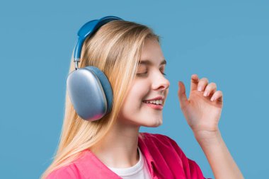 Mutlu kadın kafayı bulur, müzik dinler, mavi stüdyo arka planında kulaklıklarla dans etmekten zevk alır. Radyo, kablosuz modern ses teknolojisi, çevrimiçi çalar. Yüksek kalite