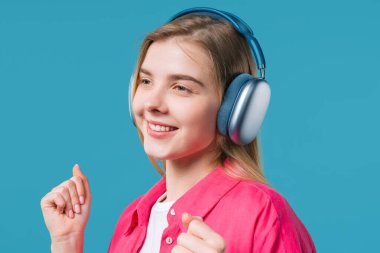 Mutlu kadın kafayı bulur, müzik dinler, mavi stüdyo arka planında kulaklıklarla dans etmekten zevk alır. Radyo, kablosuz modern ses teknolojisi, çevrimiçi çalar. Yüksek kalite