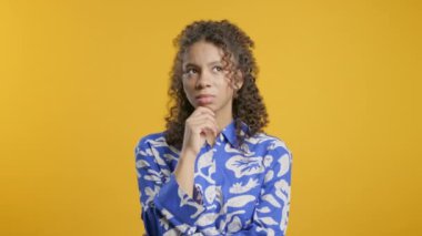 Afro-Amerikalı mutlu bir kadının aklına Eureka anı gelir, sarı arka planı işaret eder. Akıllı bir bayan cevap veriyor ya da ne unuttuğunu hatırlıyor, hafıza konsepti. Yüksek kalite