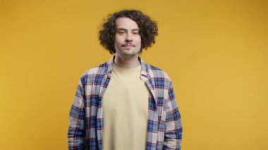 Gülümseyen İspanyol, sarı stüdyo geçmişi için para jesti istiyor. Zeki adam sinsice gülümser, nasıl para kazanılacağını bilir. Kârlı yatırımlar, borsa oyunları, kripto para madenciliği.