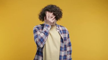 Panik atak yapan endişeli bir adam, hayır, unuttum. Üzüntü, pişmanlık, drama, başarısızlık, sarı arka planda sorunlar hisseden bir adam. Yüksek kalite 4k görüntü