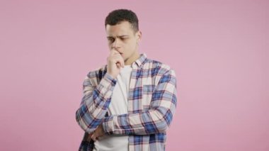 Zeki genç bir adamın fikir üretme anı, pembe arka planı işaret ediyor. Afro-Amerikalı öğrenci cevap veriyor ya da ne unuttuğunu hatırlıyor, hafıza konsepti..