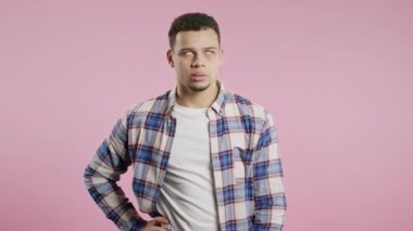 Asabi, yakışıklı, Afro-Amerikan iç geçiriyor pembe arka planda yuvarlanan gözler. Hoşnutsuz Avrupalı bir adam, bu durumdan bıktı, hala anlayamadığını düşünüyor. 4k
