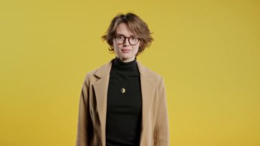 Sakin, kendine güvenen bir iş kadını ya da kısa saçlı bir kız öğrenci. Sarı Stüdyo 'daki patron yönetici bayan. Yüksek kalite 4k görüntü