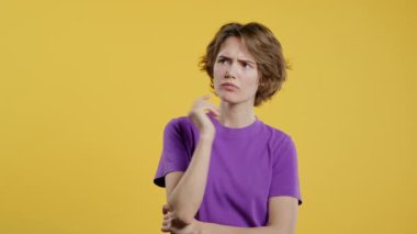 Mutlu bir kadının aklına Eureka anı gelir, sarı arka planı işaret eder. Akıllı bir bayan cevap veriyor ya da ne unuttuğunu hatırlıyor, hafıza konsepti. Yüksek kalite 4k