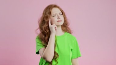 Jestleri olan zeki bir kadın. Sen, bir düşün. Pembe kameraya bakıyorum. Olumlu düşünüyorum. Zeki biri. Yüksek kalite 4k görüntü