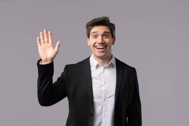 Dost canlısı Amerikalı Olgun 30 'lu yaşlardaki iş adamı El sallıyor. Selam dur. Beyaz stüdyoya selamlar. Yüksek kalite 4k görüntü