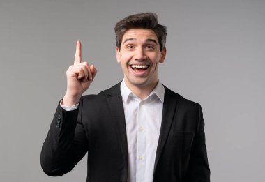 Dahi iş adamının aklına Eureka anı geldi. Gri arka planı işaret ediyor. Zeki patron cevap veren adam ya da unuttuğu şeyi hatırladı, hafıza konseptini. Yüksek kalite