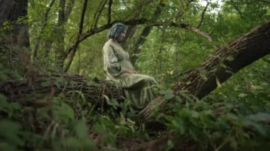 Tabiat ana kostüm, vahşi ormanda bir kadın bekliyor. 2Nd üç aylık dönemde karın şişliği. Hamilelik, annelik, annelik. Kadın vücudunun güzelliği. Yüksek kalite 4k görüntü