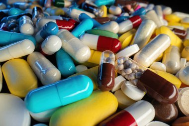 Renkli ilaçlar, antibiyotik kapsüller. Grip ilacını tedavi et. Tabletlerin makro görüntüsü. Eczane, tıp konsepti. Ağrı kesici biyo-tıp. Yüksek kalite